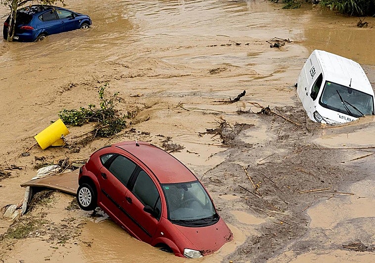 Cars trapped in the Malaga town of Álora.