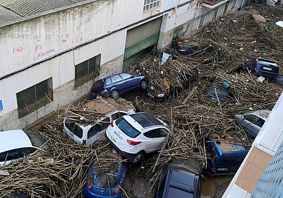 Several wrecked cars on a street in Picanyaz.