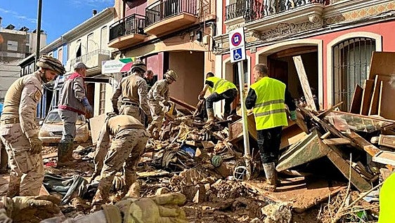 Spanish government sends largest peacetime deployment of troops to scene of Valencia flooding disaster