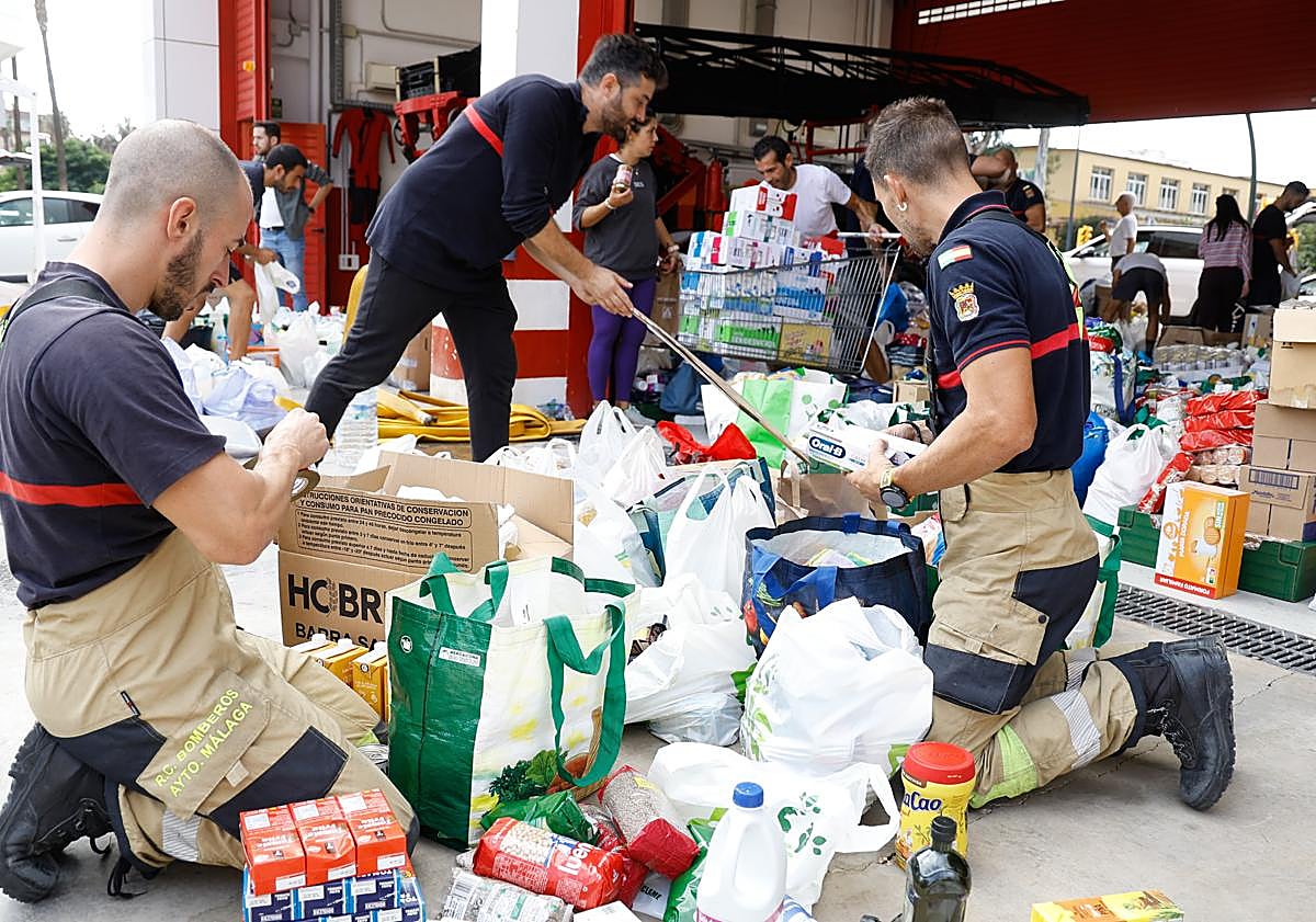 Imagen principal - People in Malaga and along the Costa show their support for Valencia flood victims