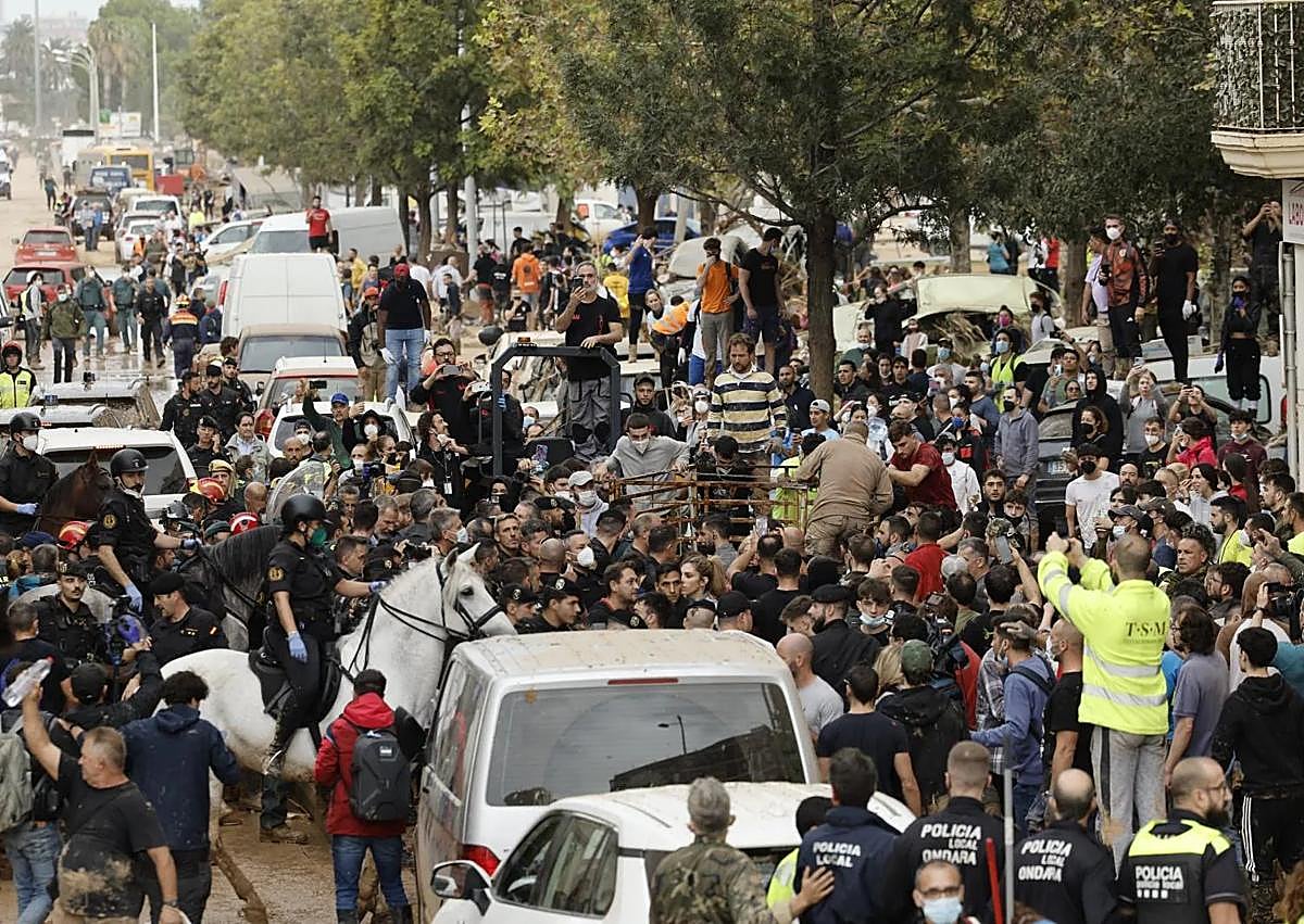Imagen secundaria 1 - Video | Angry residents of flood-hit town in Valencia pelt Spanish royals and prime minister with mud and insults