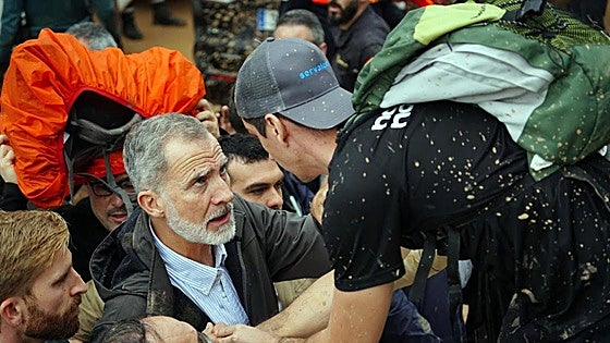 Video | Angry residents of flood-hit town in Valencia pelt Spanish royals and prime minister with mud and insults