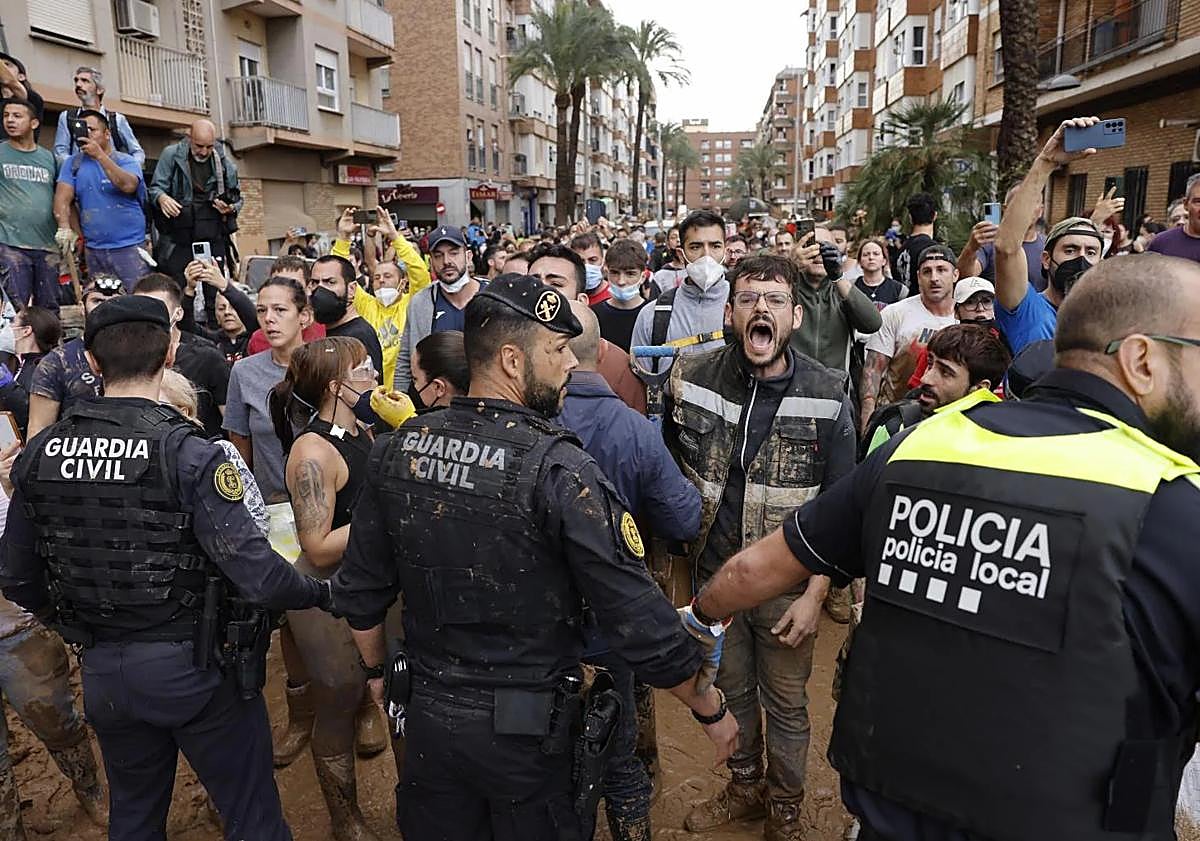 Imagen principal - Video | Angry residents of flood-hit town in Valencia pelt Spanish royals and prime minister with mud and insults