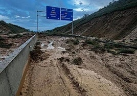 The A-27 in Catalonia is covered in mud after the heavy rains.
