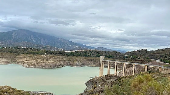 Drought-stricken Axarquía reservoir temporarily receiving water from Malaga due to high levels of silt following storms