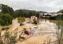 Cars damaged by the floods in Álora.