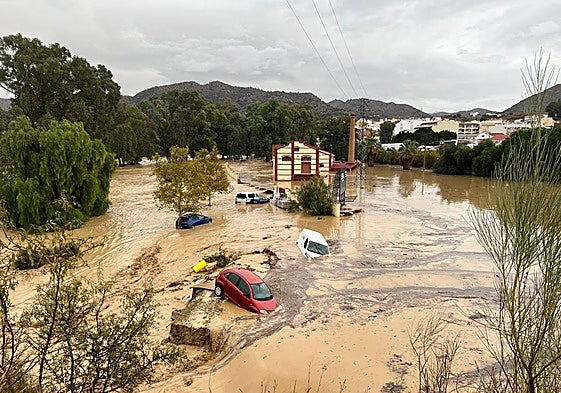 Cars damaged by the floods in Álora.