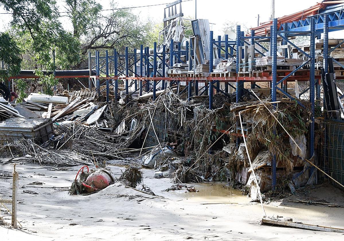 Imagen principal - Malaga's Guadalhorce valley still filled with mud and tears one week after the devastating flooding