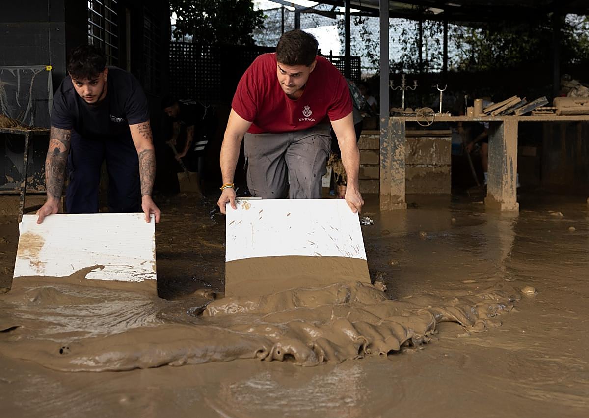 Imagen secundaria 1 - Malaga's Guadalhorce valley still filled with mud and tears one week after the devastating flooding