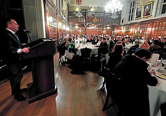 Manolo Castillo addresses tourism industry professionals at Ironmongers’ Hall, London.