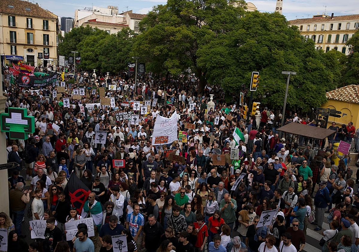 Imagen principal - In pictures and video: Around 10,000 people attend major rally to demand action to solve Malaga's housing crisis