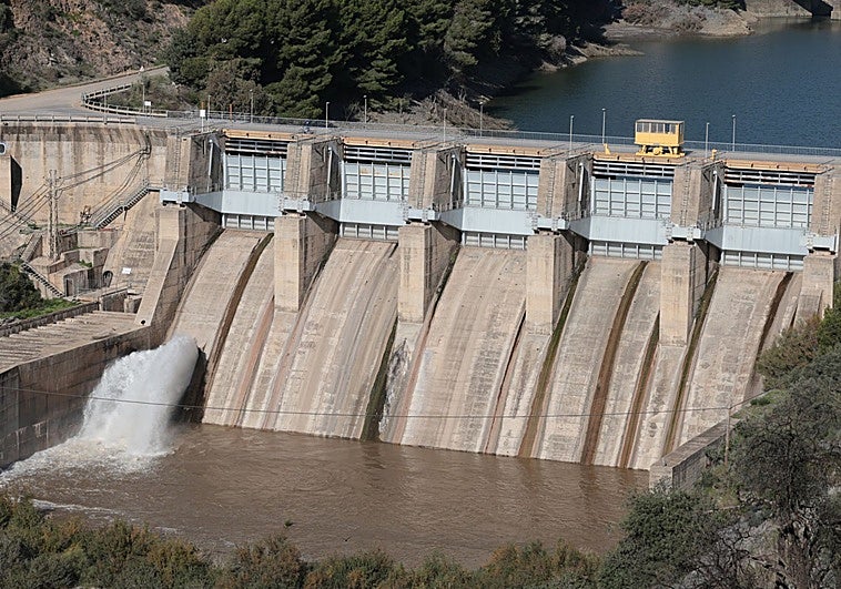 The start of the release of water at La Encantada dam, El Chorro.