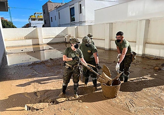 Legionnaires sent from Ronda working in the devastated areas of Valencia.