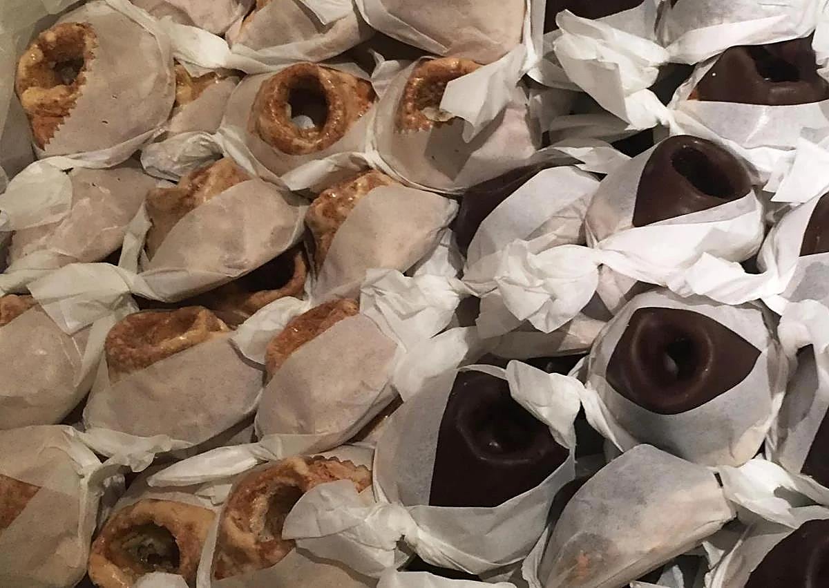 Imagen secundaria 1 - The volcano-shaped sweet treats made in the highest village in Malaga province