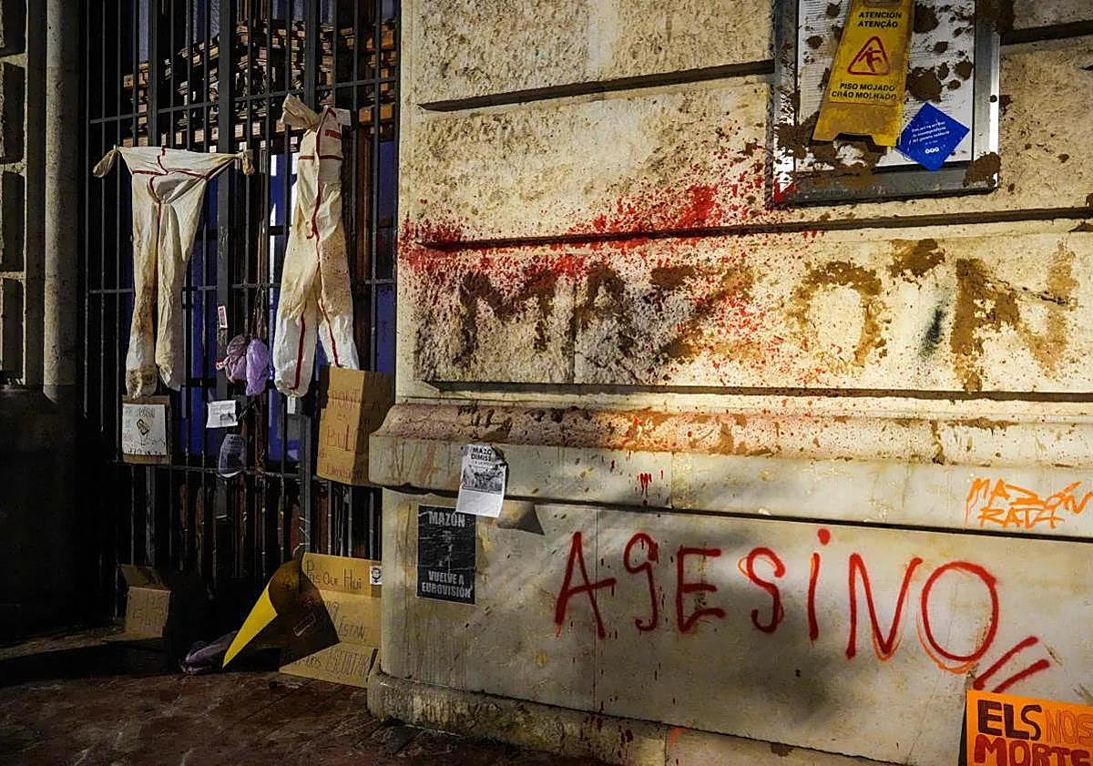 Imagen principal - In pictures and video: More than 100,000 people call out government 'negligence' in Valencia flood disaster protest