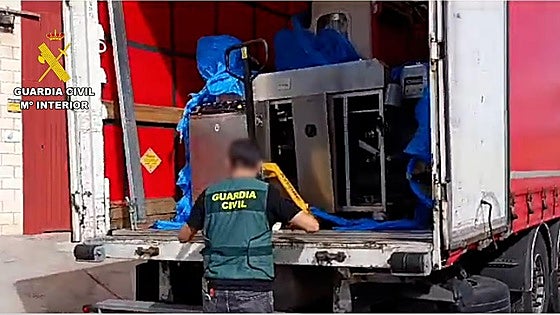 Police dismantle large factory that produced counterfeit tobacco 24 hours a day in Malaga town