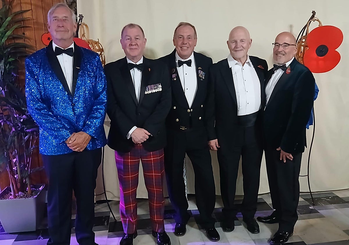 Imagen principal - Axarquía RBL branch chairmen, lunch after the service, Leslie Thompson with his bagpipes 