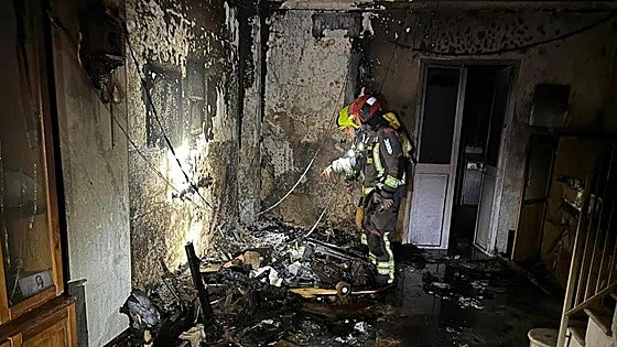 Four heroic police officers rescue elderly man trapped inside his blazing home in Malaga town