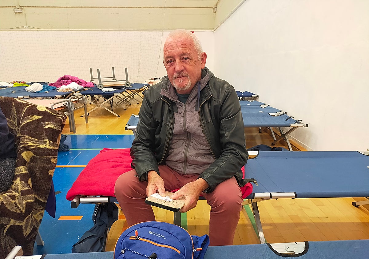 Imagen principal - Eugene from Ireland, Red Cross outside the sports centre, beds set up inside.