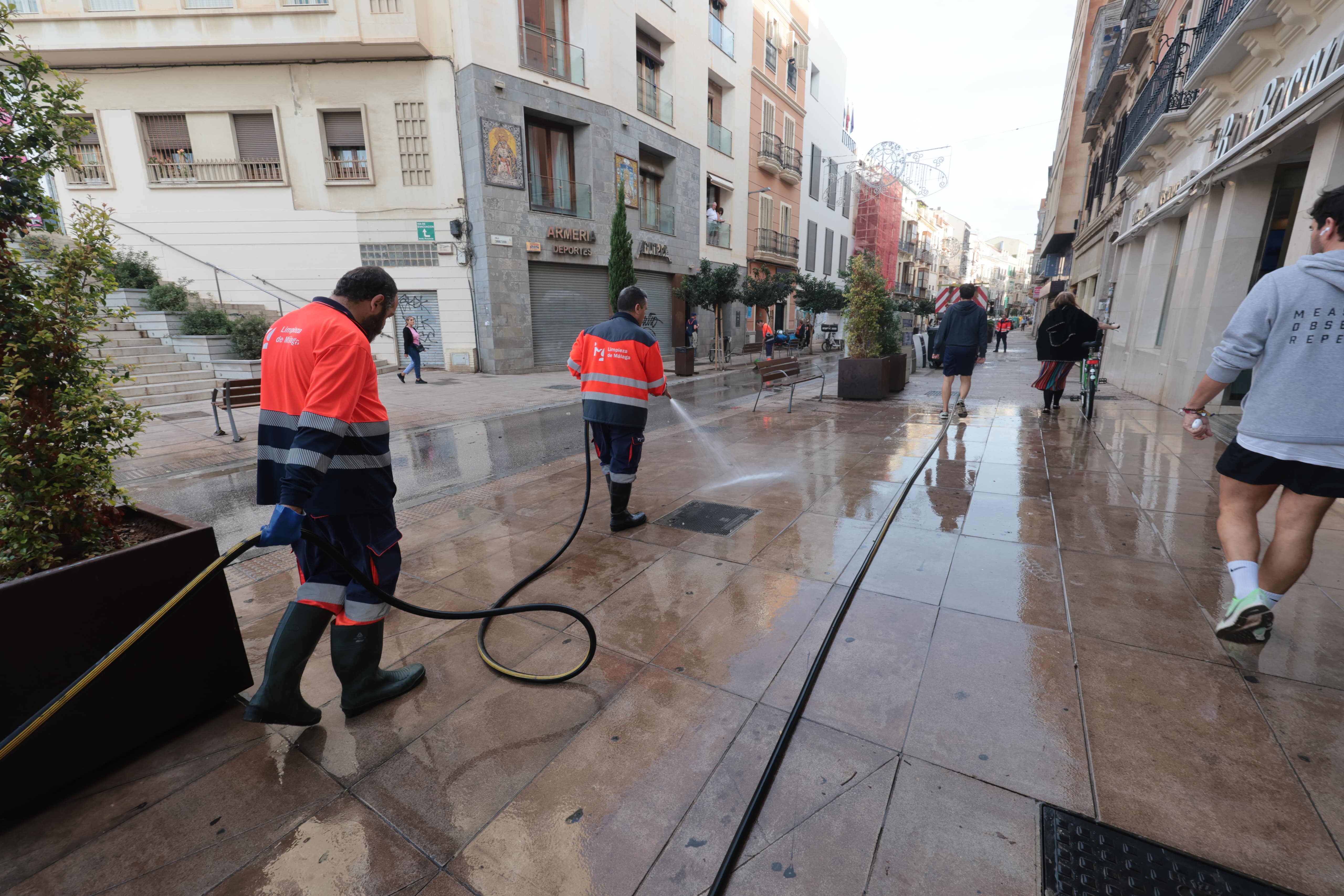 Trabajos de limpieza en Carretería y Tribuna de los Pobres tras la DANA.