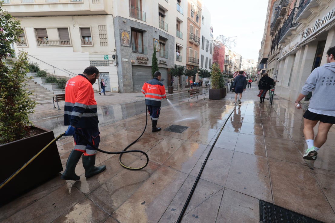 Trabajos de limpieza en Carretería y Tribuna de los Pobres tras la DANA.