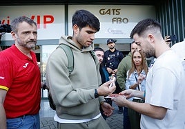 Alcaraz meets fans at Malaga Airport.