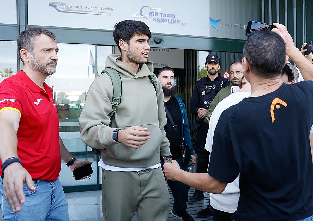 Imagen secundaria 1 - In pictures: Carlos Alcaraz arrives on Costa del Sol to complete Spain's Davis Cup squad