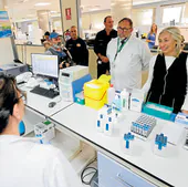 Regional health minister Rocío Hernández during her visit to Hospital Clínico in Malaga.