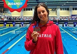 De Valdés with her medal.