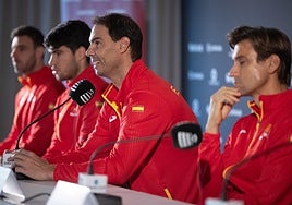 Nadal, surrounded by his teammates in Fuengirola today.