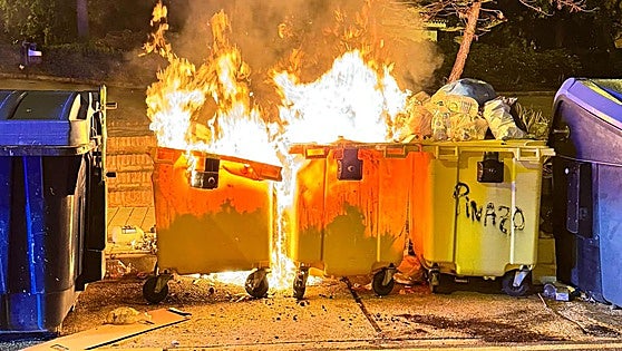Arsonists sought in Vélez-Málaga after three recycling bins set alight