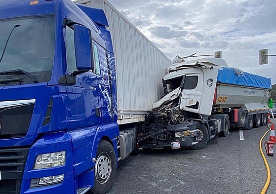 Image of the two lorries involved in the accident.