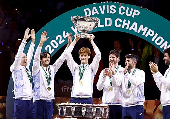 Jannik Sinner lifts the trophy for Italy for the second time in Malaga.