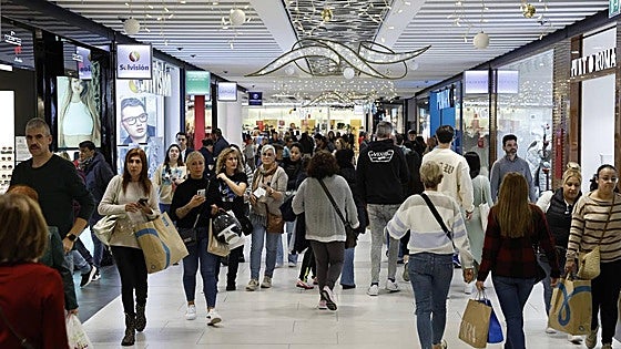 Which shops and shopping centres are open this Sunday in Malaga?