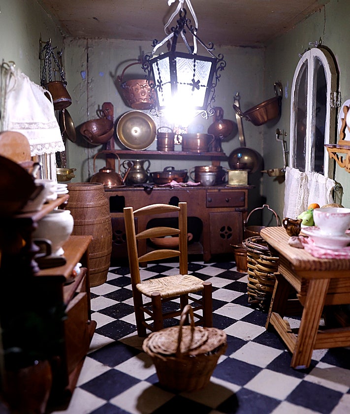 Imagen secundaria 2 - Doll’s houses in search of a new home: one of the best collections in Spain that is up for sale for one million euros