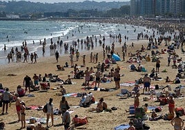 File image of Gijón beach, full of tourists.