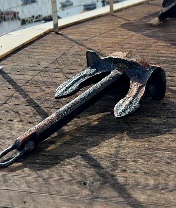 Imagen secundaria 2 - Anchor of British Royal Navy vessel that was shipwrecked in 19th century recovered from façade of house in Spain