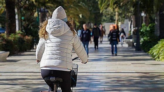 With an arctic air mass on the way, what will the weather be like during this long holiday weekend in Spain?