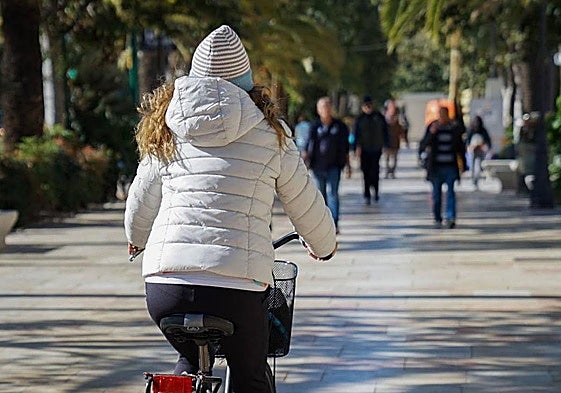 With an arctic air mass on the way, what will the weather be like during this long holiday weekend in Spain?