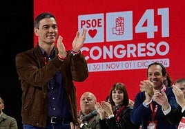 Pedro Sánchez is congratulated by delegates after his reelection.