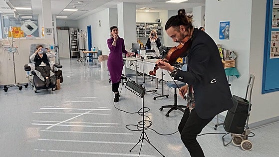Musicians bring hope to patients at Granada's Virgen de las Nieves hospital