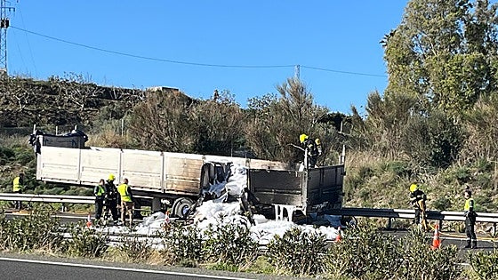Lorry blaze forces one lane of AP-7 motorway to be closed on Costa del Sol