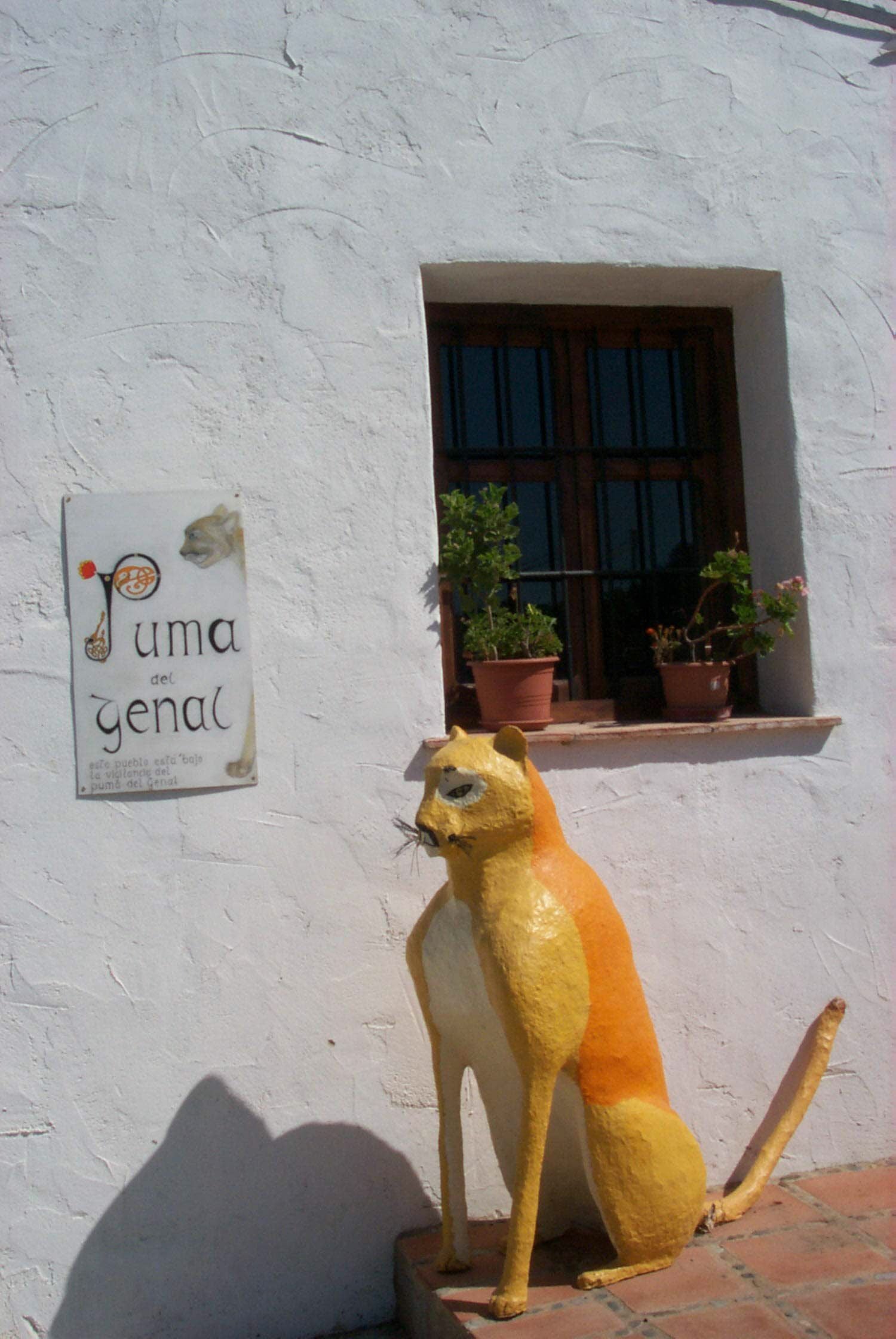 A papier-mâché puma that ironically settled in Júzcar.