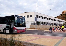 Children cross the road to go to school.