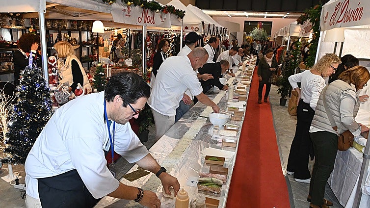 Chef creates record-breaking 19-metre-long maki sushi roll at Costa charity event