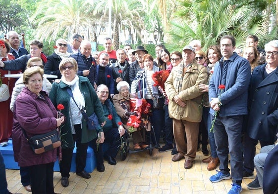 Marina Torres and Pepi Romero accompanied by their families and friends at the tribute ceremony.