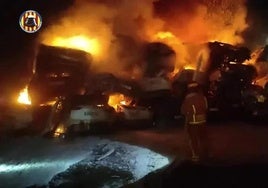 The huge blaze on a plot of land in Catarroja (Valencia), full of cars destroyed following the 'Dana' weather event in October.