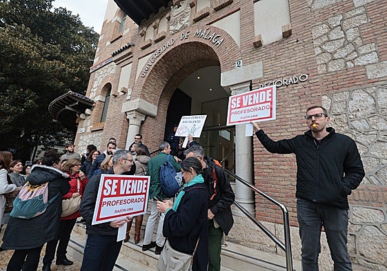 Teaching staff protest at the gates of the rectorate of the UMA.
