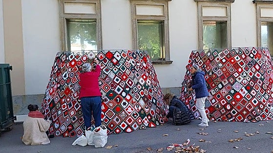 Spanish town celebrates Christmas differently with a huge crocheted tree