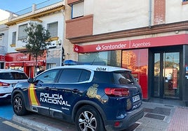 Police presence at the bank branch this Tuesday morning, 24 December.